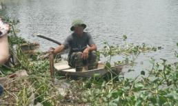 Mẹ 9X ném con xuống ao vẫn tới xem cùng đám đông