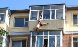 Hy hữu chồng nhảy lầu, vợ tóm được chân