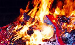 Đốt cho con trai vài chục gói bao cao su bằng giấy