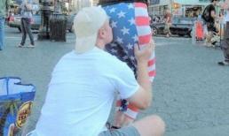 Xin hôn mông phụ nữ với giá 4,2 triệu đồng