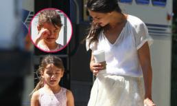 Suri mếu máo ăn vạ trong khi mẹ bận đóng phim