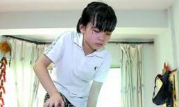 Bé 10 tuổi chăm mẹ liệt giường suốt 4 năm, trở thành trụ cột gia đình