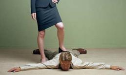 Hoảng hồn vợ quăng bát cơm vào mặt chồng