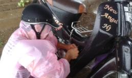 Một tiếng kiếm vài triệu đồng nhờ xe chết máy ngày mưa bão