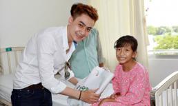 Ca sĩ "nhà trăm tỷ" giản dị đi từ thiện