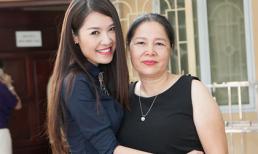 Quế Vân cùng mẹ và em trai đi làm từ thiện