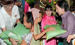 Hậu scandal đánh bạc, Kim Tử Long phát gạo từ thiện cùng Long Nhật