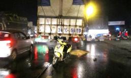 Nam thanh niên vật vã bên thi thể người yêu