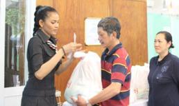 Trương Thị May mừng trung thu sớm cùng bệnh nhân nghèo