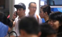 Trấn Thành và bạn gái hot girl xì tin giữa sân bay