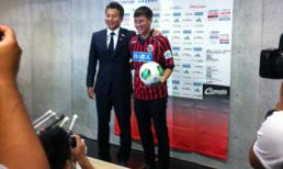 Công Vinh chính thức nhận áo thi đấu, được báo chí Nhật Bản săn đón