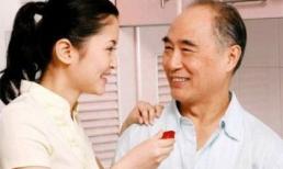 Bố chồng tâm lý mua tặng đồ lót hàng hiệu cho con dâu