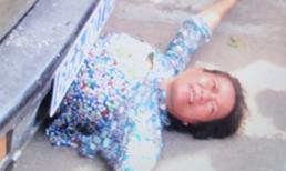 Người phụ nữ cởi áo ăn vạ, cắn cảnh sát