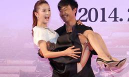 Đồng Lệ Á bị người yêu bế bổng lộ cả nội y 