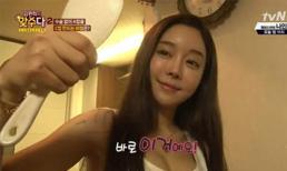 Cô gái xinh đẹp tự nâng ngực bằng... muôi xới cơm