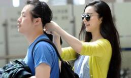 Phạm Băng Băng tinh nghịch buộc tóc cho đồng nghiệp nam ở sân bay