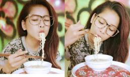Sao ăn gì hôm nay (P67): Chi Pu mắt nhắm tịt, 'xì xụp' ăn mỳ