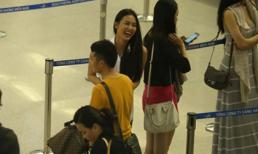 Dương Mỹ Linh cười tít mắt bên "bạn trai tin đồn" ở sân bay
