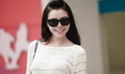 Trà Ngọc Hằng xúng xính đi mua tranh ủng hộ từ thiện