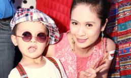 Bé Cà Phê "cực ngầu" đi xem phim cùng mẹ