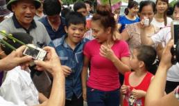 Về nhà, Quang Anh bị vây kín