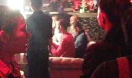 Lộ ảnh anh em sinh ba gốc Việt tranh thủ đi bar 