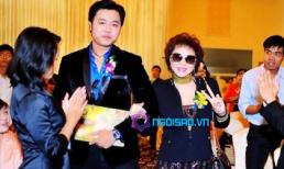 Vũ Hoàng Việt và "bồ già" được đón tiếp như sao quốc tế