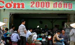 Phẫn nộ nam thanh niên ăn cơm từ thiện dành tiền đi nhậu