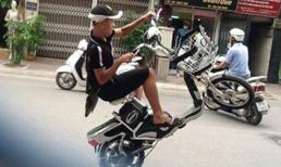 Những pha làm xiếc khó tin trên xe đạp điện của giới trẻ