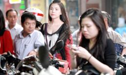 Trà Ngọc Hằng ra Hà Nội xếp hàng mua bánh trung thu