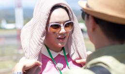 Lý Nhã Kỳ trùm đầu tham dự vũ hội văn hóa tại Indonesia