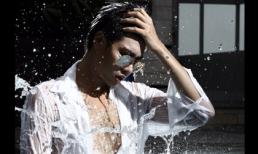 Đức Long khoe hình thể vạm vỡ dưới làn nước