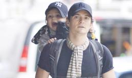 Bé Flynn biểu cảm cực đáng yêu trên lưng bố