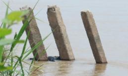 Thi thể nữ mặc trang phục người dân tộc nổi trên sông Hồng