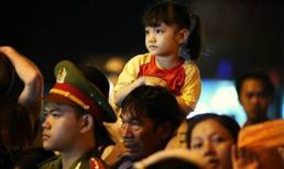 Nghẹn lòng bức ảnh người cha khắc khổ cõng con đi xem rước đèn