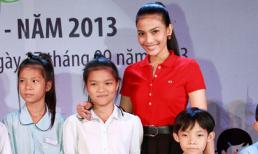 Trương Thị May giản dị đi phát quà trung thu