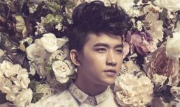 "Gà cưng" của Khắc Tiệp "lạc" giữa rừng hoa