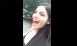 Andrea cười đùa đi xe máy không đội mũ bảo hiểm