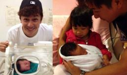 Con gái Trần Hạo Dân sớm biết chăm sóc em 