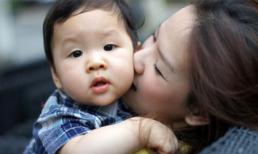 Những nụ hôn ngọt ngào của Sao Việt và con