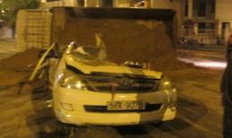 Kinh hoàng nhìn xe ben băm nát taxi, tài xế thiệt mạng tại chỗ