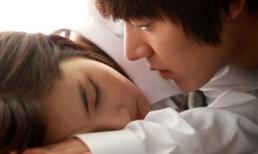 4 pha 'khóa môi' cực lãng mạn trên ghế sô-pha trong phim Hàn