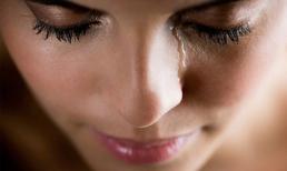 Chồng bắt ngủ đứng suốt đêm tân hôn