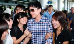 Đan Trường bị fan ôm chặt ngày về Việt Nam