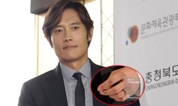Lee Byun Hun vội vàng tháo nhẫn sau đám cưới không lâu?