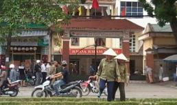 Người nhà bao vây bệnh viện, mang xác thai phụ đặt trước sảnh