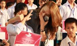 Mỹ Tâm nghẹn ngào trước tâm sự của các em học sinh nghèo