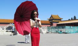 Vy Oanh "đội nắng" thăm quan các cảnh đẹp tại Trung Quốc