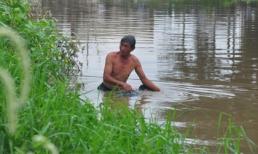 Hàng chục người dùng lưới vớt thi thể nữ sinh tự tử