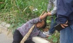 Sốc: Thiếu nữ 16 tuổi giật tóc, giẫm đạp bà nội ngay giữa đường